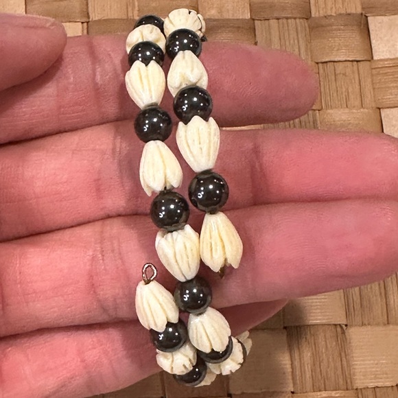 821. Pīkake carved Jasmine & Hematite double wrapped beaded memory wire bracelet - Picture 3 of 5